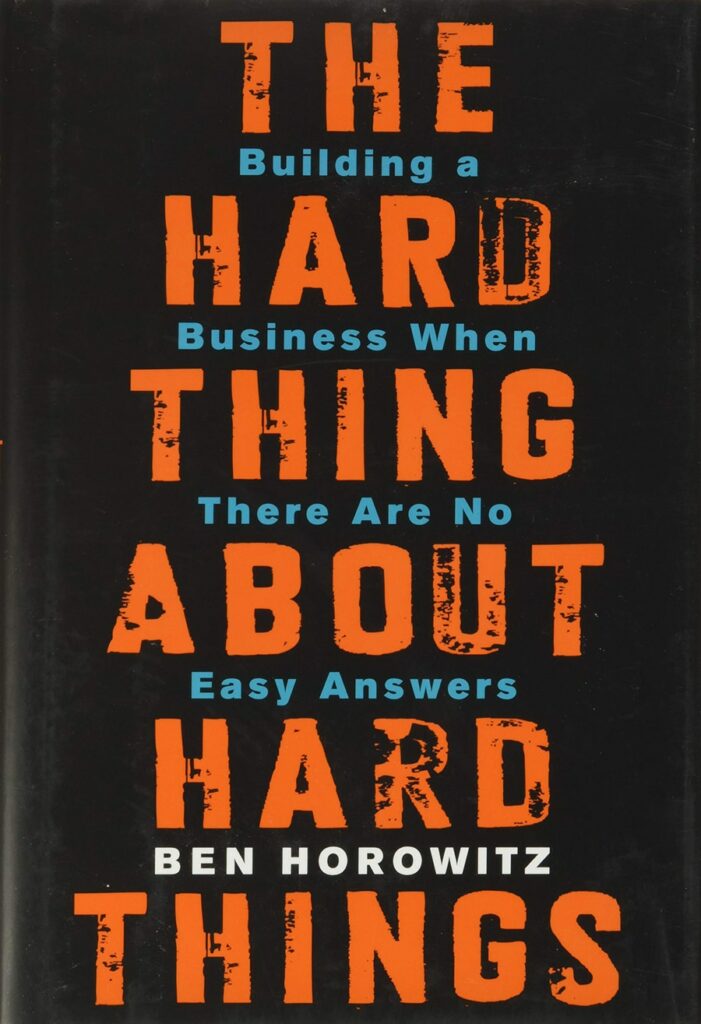 Su guía de los 10 mejores libros de negocios de todos los tiempos Portada del libro The Hard Thing About Hard Things de Ben Horowitz con el título en texto grande de color naranja.
