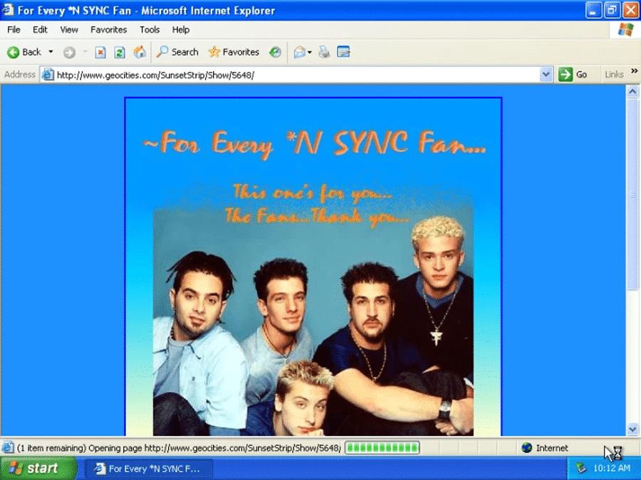 ¿Vale la pena el alojamiento gratuito de WordPress? 10 factores a considerar Una captura de pantalla de un antiguo sitio web de GeoCities que muestra una imagen de la banda NSYNC sobre un fondo azul superpuesto con un texto amarillo que dice '~ Para cada fan de N SYNC ... Este es para ustedes ... Los fanáticos ... Gracias ...