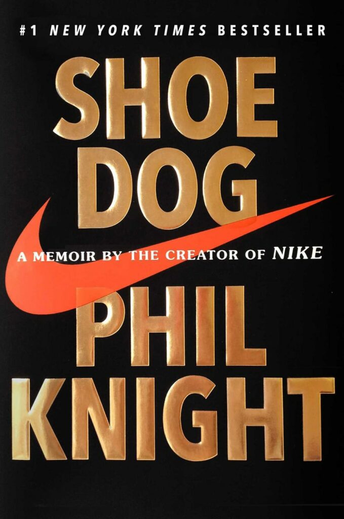 Su guía de los 10 mejores libros de negocios de todos los tiempos Portada del libro Shoe Dog con el logo de Nike.