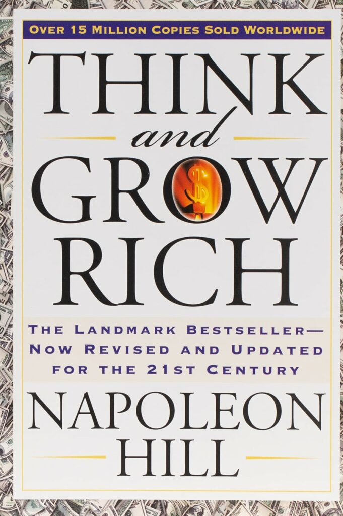 Su guía de los 10 mejores libros de negocios de todos los tiempos Portada del libro Piense y hágase rico de Napoleon Hill con el título en grandes letras negras e imágenes de billetes de dólar de fondo.
