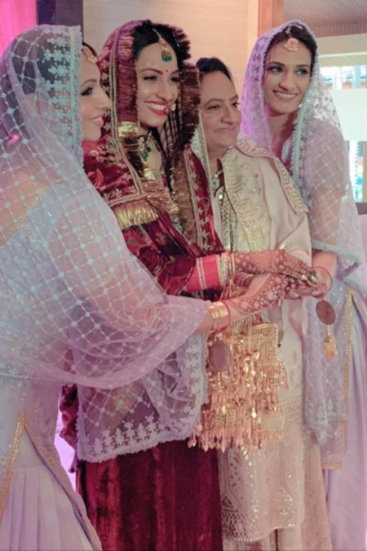 Gurpreet Bedi con su madre y dos hermanas