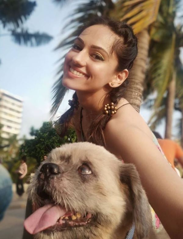 Gurpreet Bedi con su perro mascota