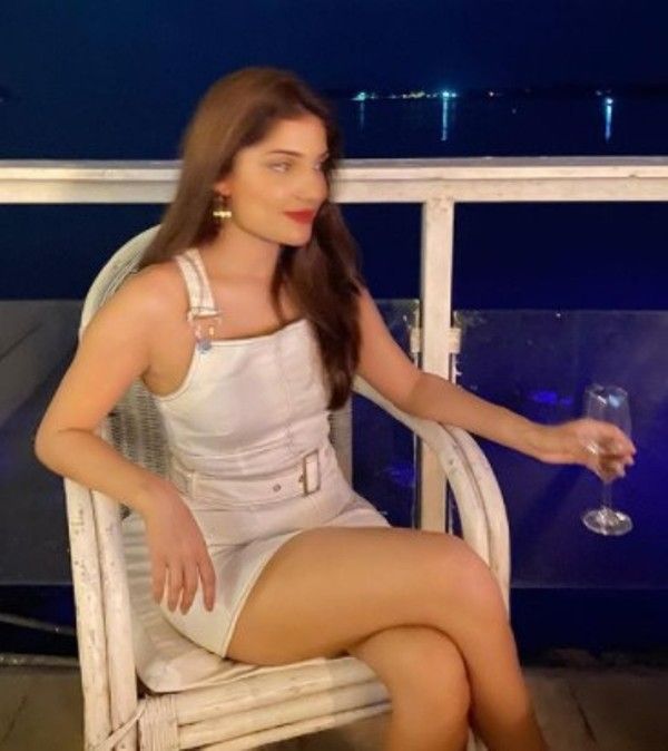 Ishita sosteniendo una copa de vino