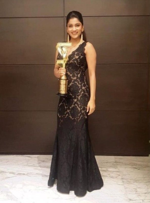 Ishita gana Mejor actriz de reparto por Sonu ke titu ki sweety en TIIFA
