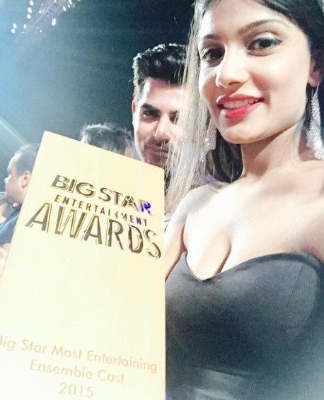 Ishita gana el premio Big Star Most Entertaining Ensemble Cast Award