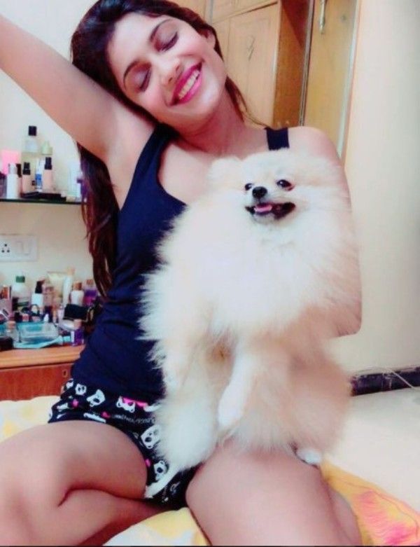 Ishita con su perro