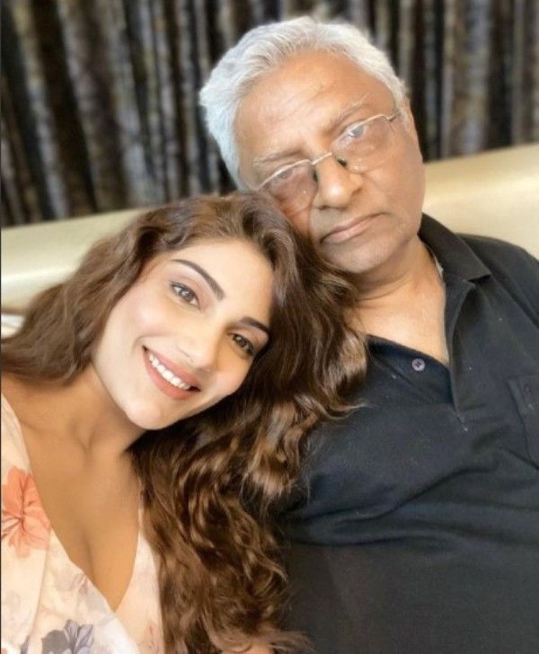 Ishita con su padre