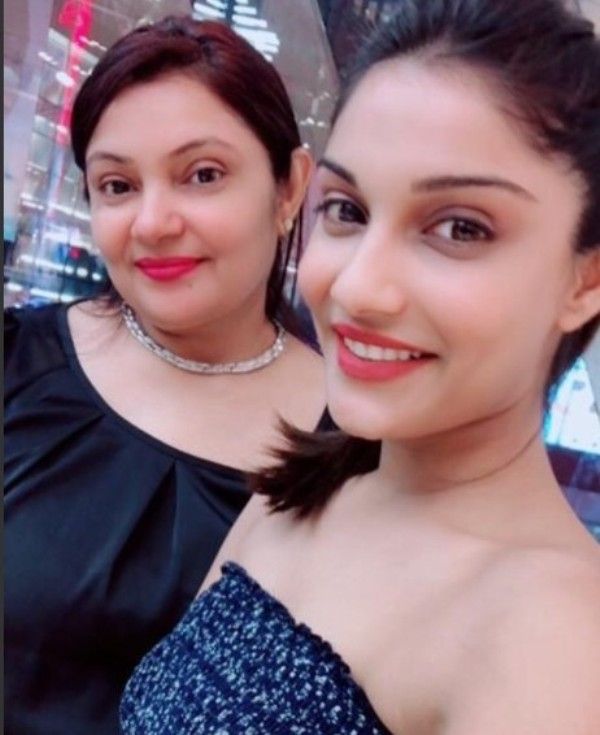 Ishita con su madre