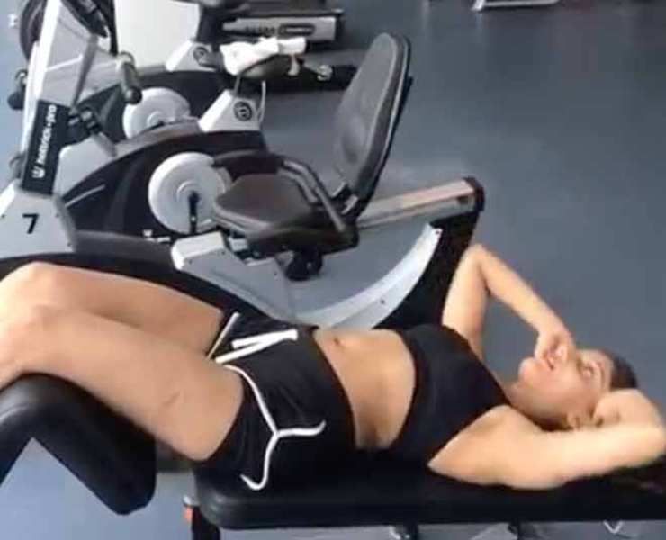 Ishita haciendo ejercicio en el gimnasio