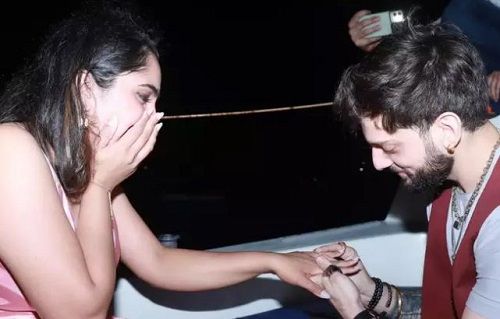 Mohit Hiranandani proponiendo matrimonio a Steffi Kingham