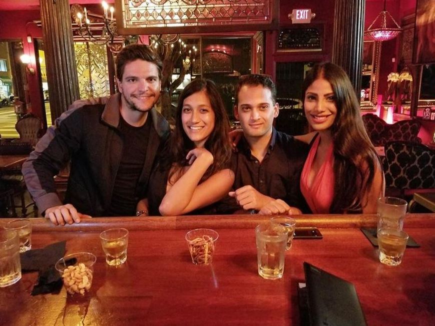 Nicole Faria disfrutando del alcohol con sus amigas