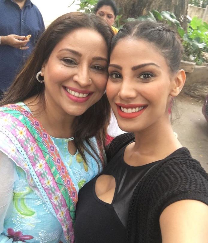 Nicole Faria con su madre