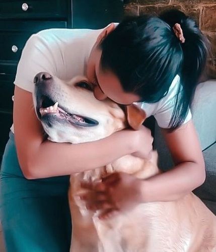 Steffi Kingham con un perro