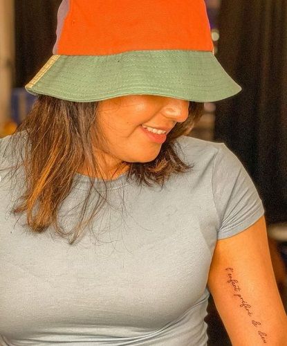 Tatuaje de Steffi Kingham en el b&iacute;ceps izquierdo