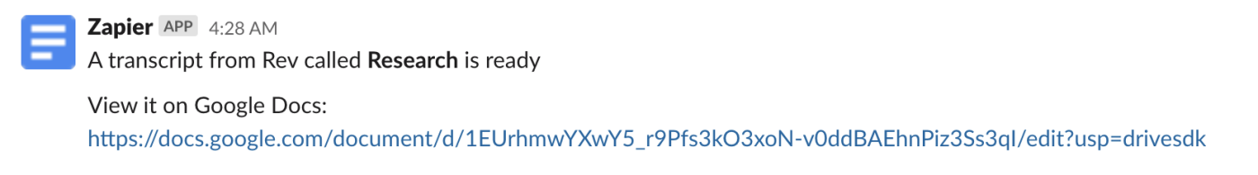 Un mensaje de Slack que incluye un enlace a un archivo de transcripci&oacute;n Rev en Google Docs.