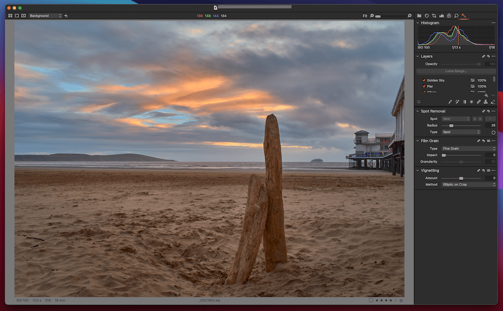 Un ejemplo de edici&oacute;n de un archivo RAW en Capture One, abierto en una imagen de dos bloques de madera a la deriva en pie en una playa al atardecer.