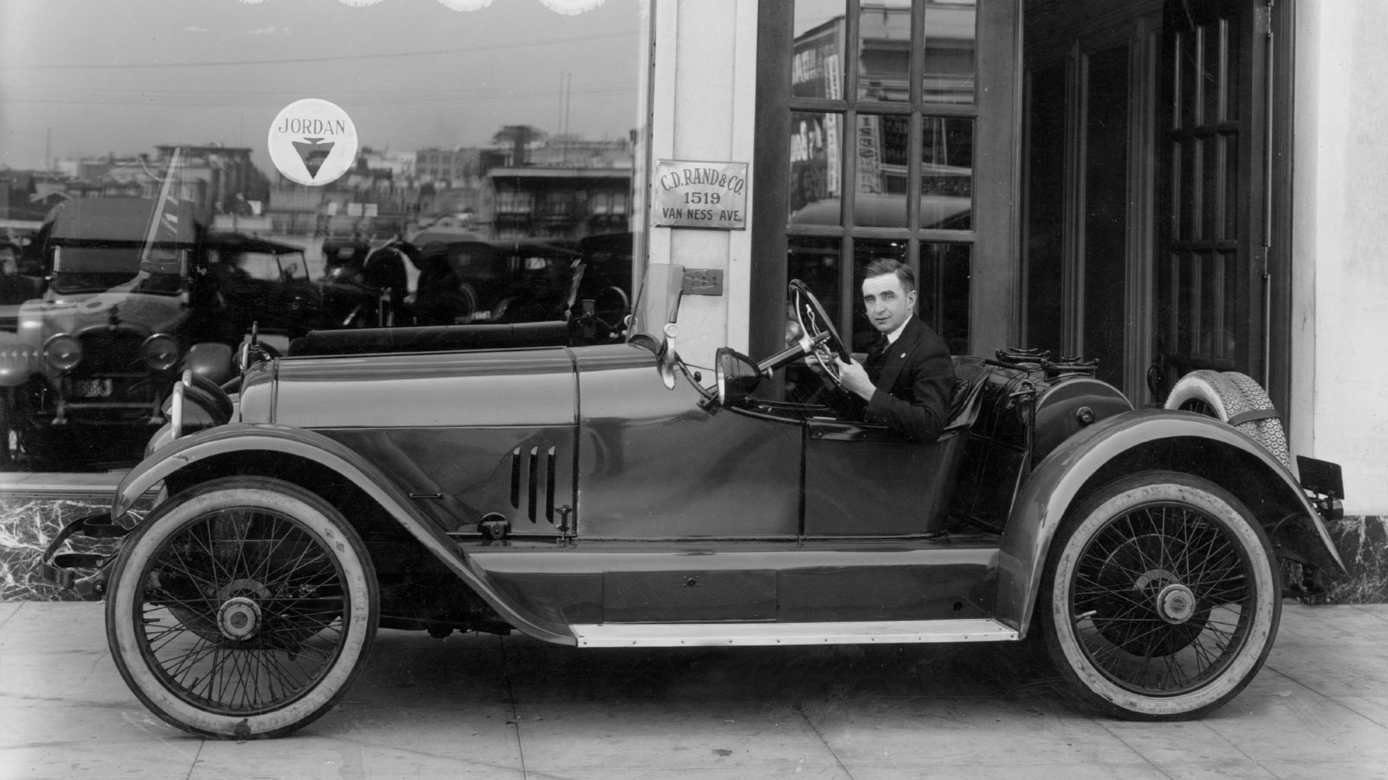 El encargo del combustible: Louis Enricht y el gran engaño de la gasolina de 1916
