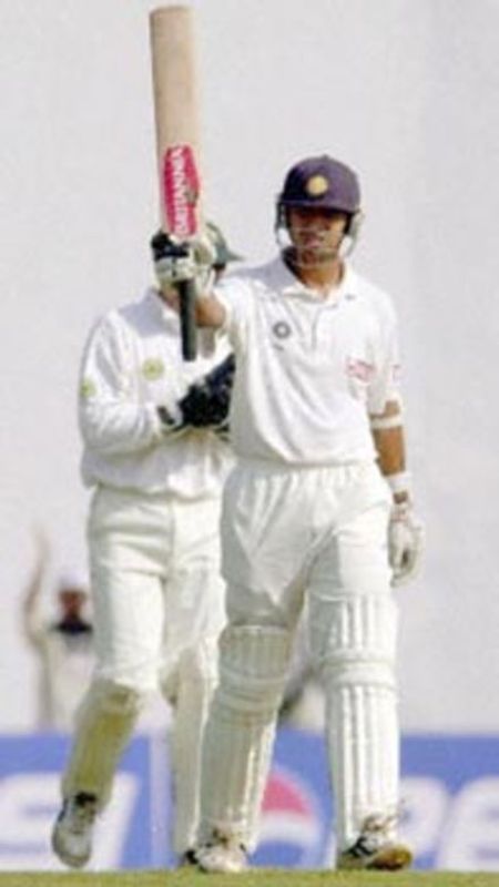 Rahul Dravid Wiki, altura, edad, novia, esposa, hijos, familia, biografía y más Dravid reconociendo a la multitud después de marcar un siglo el 26 de noviembre de 2000