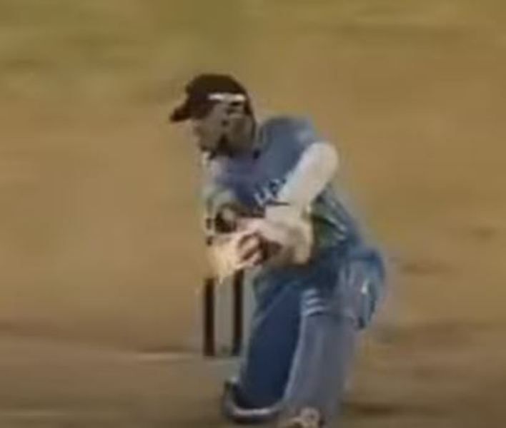 Rahul Dravid Wiki, altura, edad, novia, esposa, hijos, familia, biografía y más Dravid jugando un golpe por sus 50 de 22 bolas el 15 de noviembre de 2003 contra Nueva Zelanda