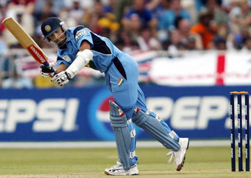 Rahul Dravid Wiki, altura, edad, novia, esposa, hijos, familia, biografía y más Dravid jugando de lado en un partido de la Copa del Mundo contra Inglaterra el 26 de febrero de 2003