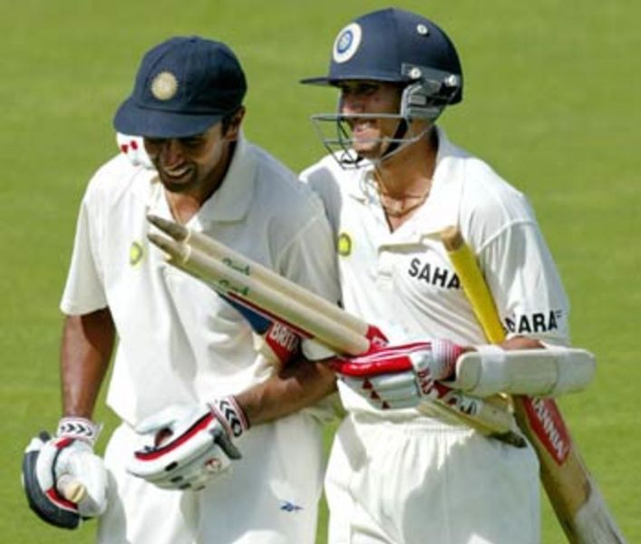 Rahul Dravid Wiki, altura, edad, novia, esposa, hijos, familia, biografía y más Rahul Dravid con Ajit Agarkar después de anotar la carrera ganadora contra Australia el 16 de diciembre de 2003