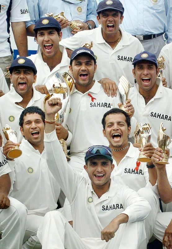 Rahul Dravid Wiki, altura, edad, novia, esposa, hijos, familia, biografía y más Equipo indio después de una victoria en la serie contra Pakistán el 16 de abril de 2004