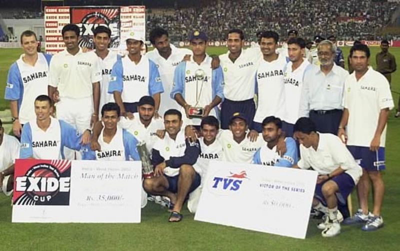 Rahul Dravid Wiki, altura, edad, novia, esposa, hijos, familia, biografía y más Equipo indio con el trofeo el 3 de noviembre de 2002 contra las Indias Occidentales