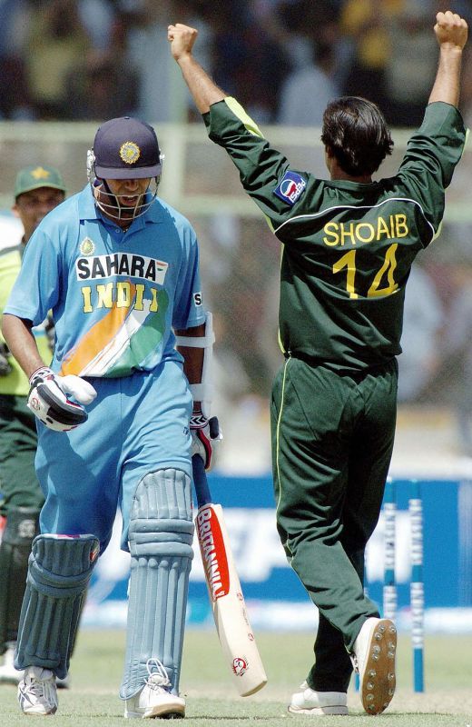 Rahul Dravid Wiki, altura, edad, novia, esposa, hijos, familia, biografía y más Rahul Dravid partiendo después de ser derribado por Shoaib Akhtar el 13 de marzo de 2004 contra Pakistán