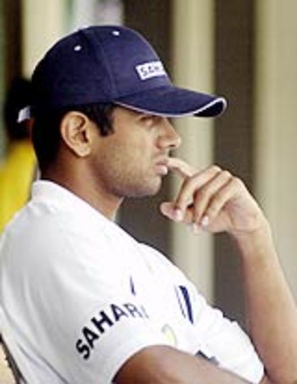 Rahul Dravid Wiki, altura, edad, novia, esposa, hijos, familia, biografía y más Rahul Dravid en un estado de ánimo tenso como capitán el 19 de octubre de 2003 en un segundo partido de prueba contra Nueva Zelanda