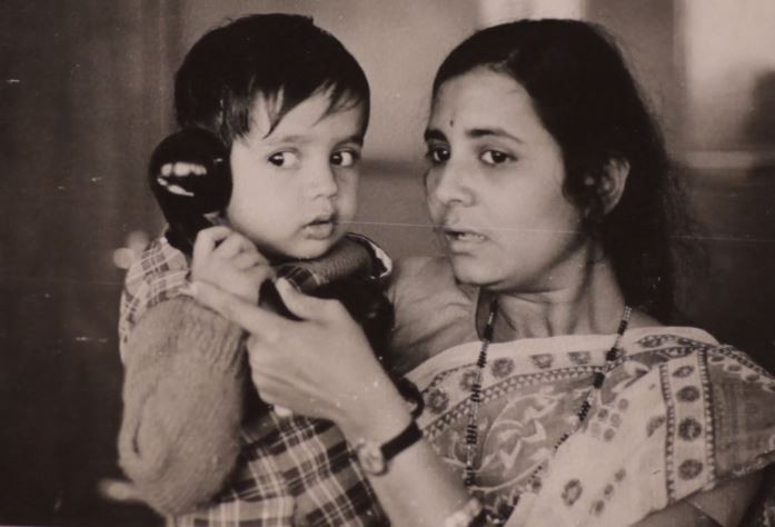 Rahul Dravid Wiki, altura, edad, novia, esposa, hijos, familia, biografía y más Rahul Dravid en el regazo de su madre