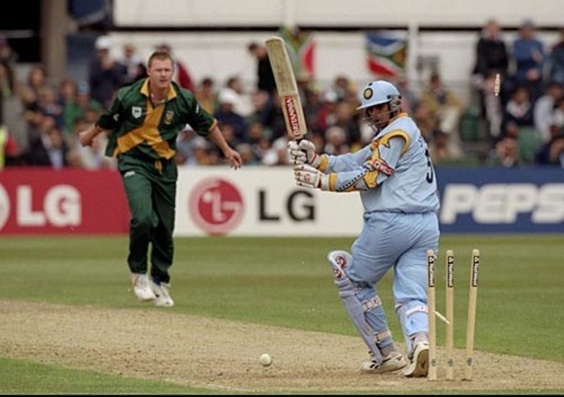 Rahul Dravid Wiki, altura, edad, novia, esposa, hijos, familia, biografía y más Rahul Dravid jugando un tiro contra el sudafricano Lance Klusener el 15 de mayo de 1999