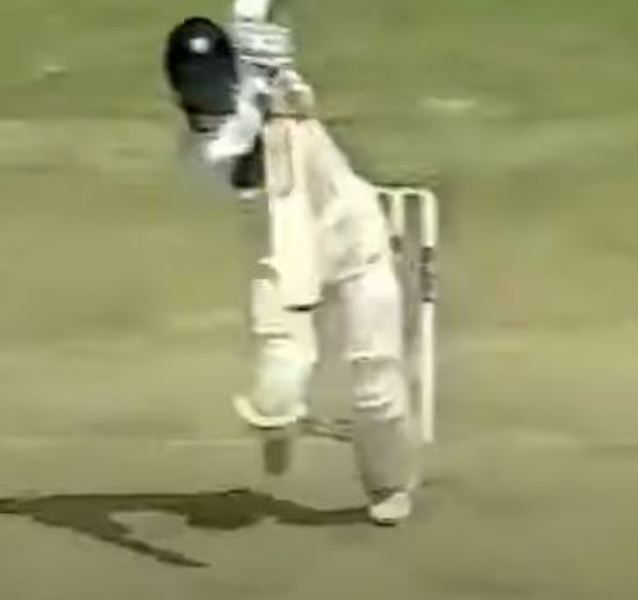 Rahul Dravid Wiki, altura, edad, novia, esposa, hijos, familia, biografía y más Rahul Dravid jugando un drive directo contra Chris Cairns el 8 de noviembre de 1999 contra Nueva Zelanda