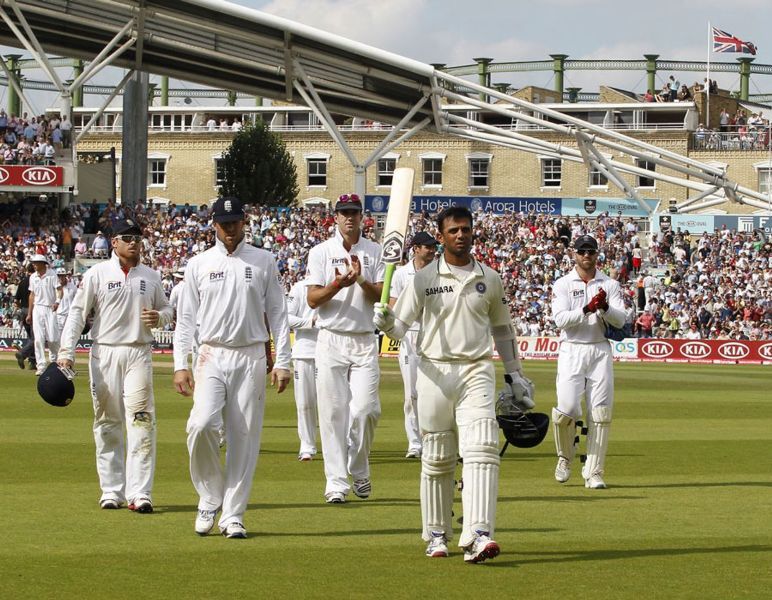 Rahul Dravid Wiki, altura, edad, novia, esposa, hijos, familia, biografía y más Rahul Dravid caminando de regreso a un pabellón después de anotar peleando 146 carreras contra Inglaterra el 21 de agosto de 2011