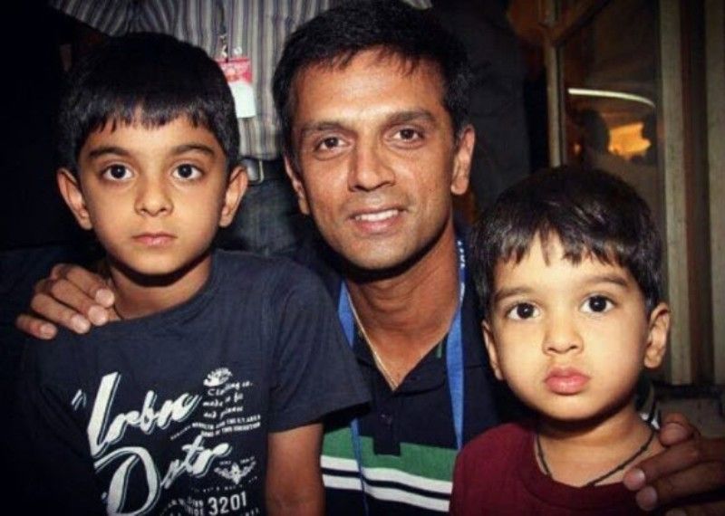 Rahul Dravid Wiki, altura, edad, novia, esposa, hijos, familia, biografía y más Rahul Dravid con sus hijos Samit Dravid y Anvay Dravid
