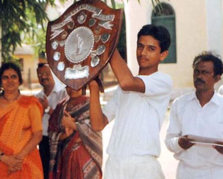 Rahul Dravid con el trofeo Cottonian Shield