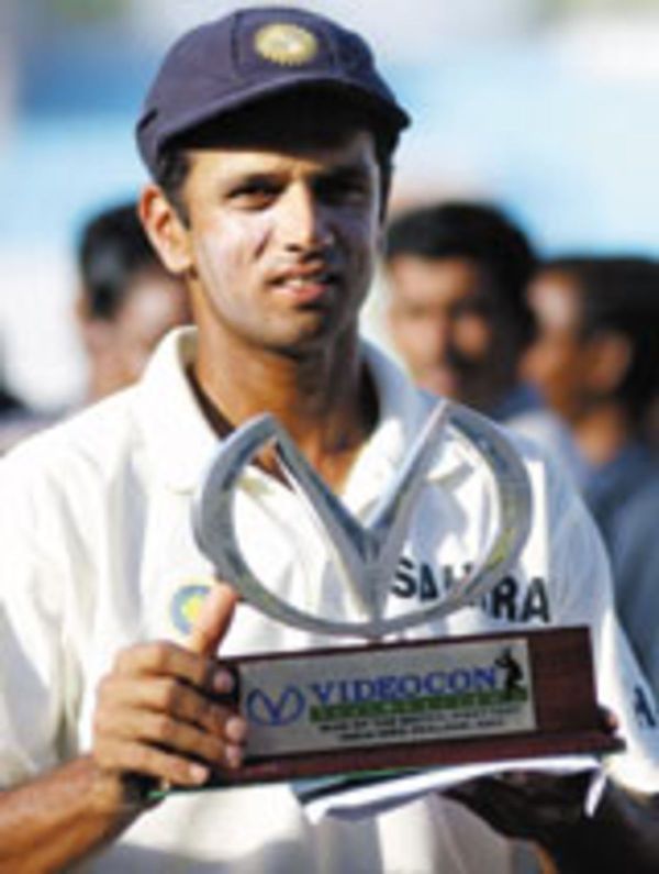 Rahul Dravid Wiki, altura, edad, novia, esposa, hijos, familia, biografía y más Rahul Dravid con el 'Premio al jugador del partido' el 12 de octubre de 2003