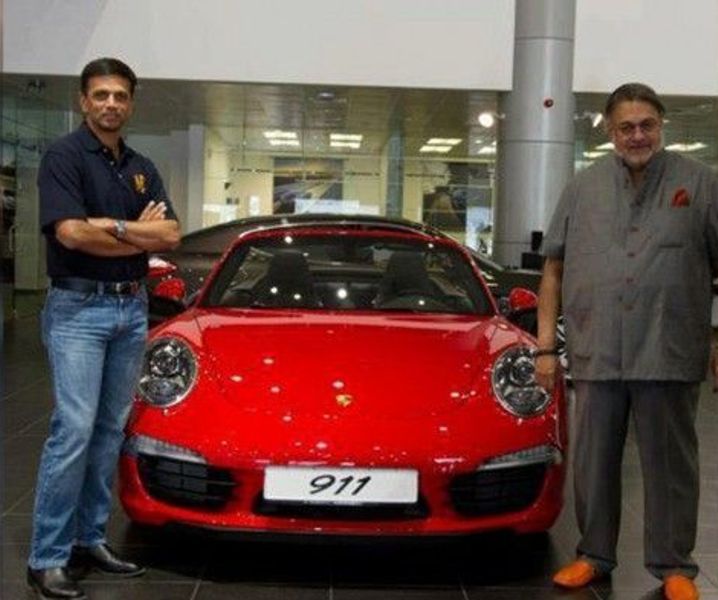Rahul Dravid Wiki, altura, edad, novia, esposa, hijos, familia, biografía y más Rahul Dravid con su Porsche 911 Carrera S