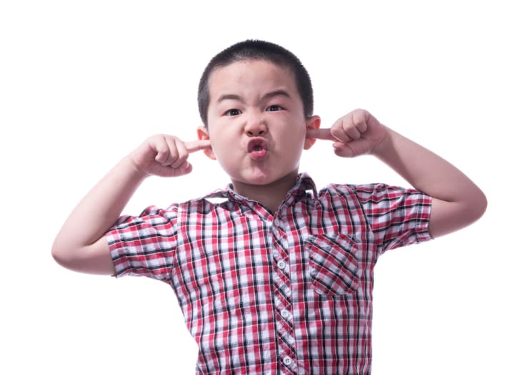 25 palabras inteligentes que deberías usar pero no las usas Foto de un joven terco