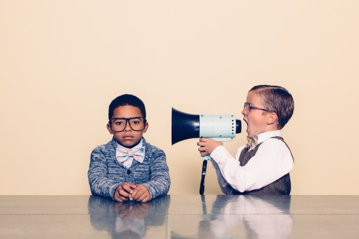 25 palabras inteligentes que deberías usar pero no las usas Foto de un niño hablando por un megáfono