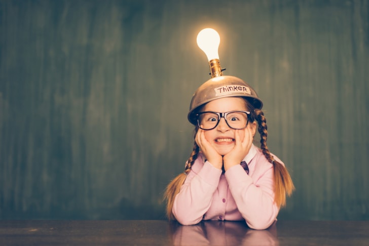 25 palabras inteligentes que deberías usar pero no las usas Foto de una niña que entiende un concepto difícil